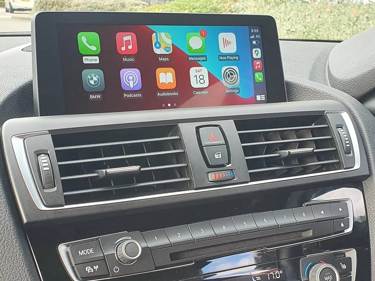 Apple CarPlay на фабричния дисплей на BMW след софтуерна активация от SMG-Auto